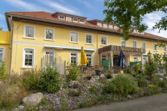 Gutshof mit Restaurantterrasse